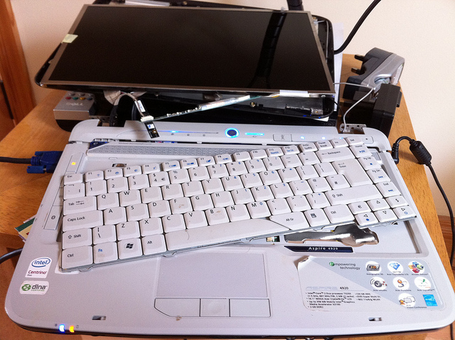 Бук Сервис выполняет работы по замене неисправных клавиатур ноутбуков
